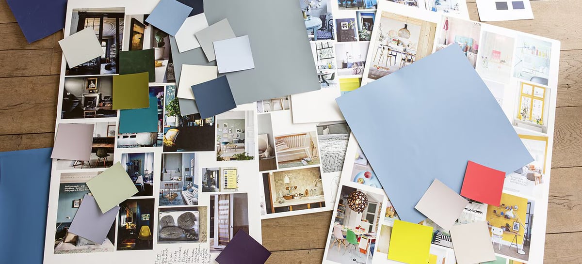 Kleurstalen en interieurfotoโs op een houten oppervlak, gebruikt voor verfinspiratie.